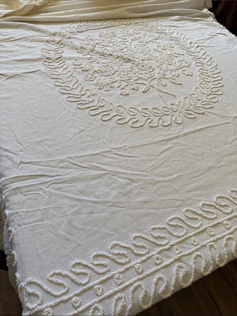 Belgem VTG ecru Tufted Floral Medallion Chenille Bedspread Coverlet 90x102